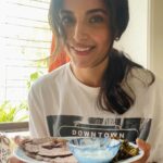 Harshita Gaur Instagram - Sometime back when my cook ditched me ! 😓 #fortheloveoffood Oh btw I made kickass zucchini sabzi and ragi roti 🤌🏻