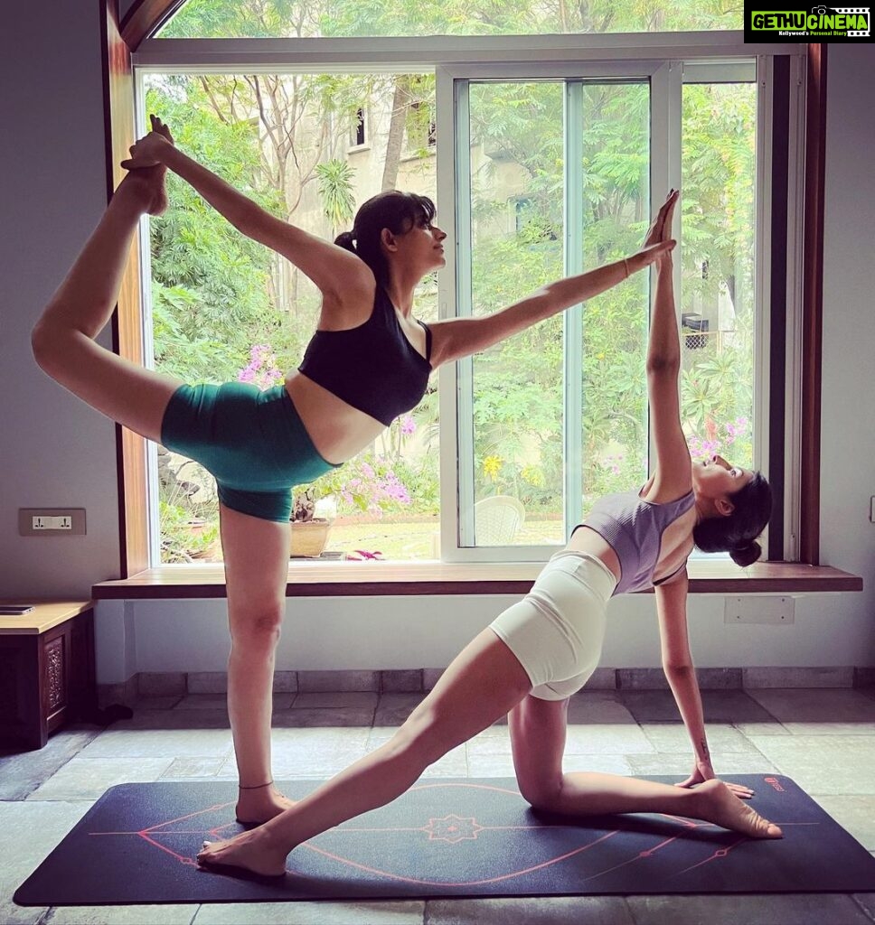 Harshita Gaur Instagram - It’s been a slow journey for me after my knee injuries and spine issues. Everytime I reach a certain level some complication happens and I have to stop it again. But yes everytime body’s threshold gets better. Grateful to yoga and yoga teachers to keep me going. Today I don’t want to think about how far I have come , am I getting better ?If I strech beyond will the complication kick in? Today I want to just thank my body for keeping up with me. Sometimes it’s only about being consistent. What else is anyway in our hands ! #internationalyogaday @garima_yogaaa ♥️ @anaahatthespace