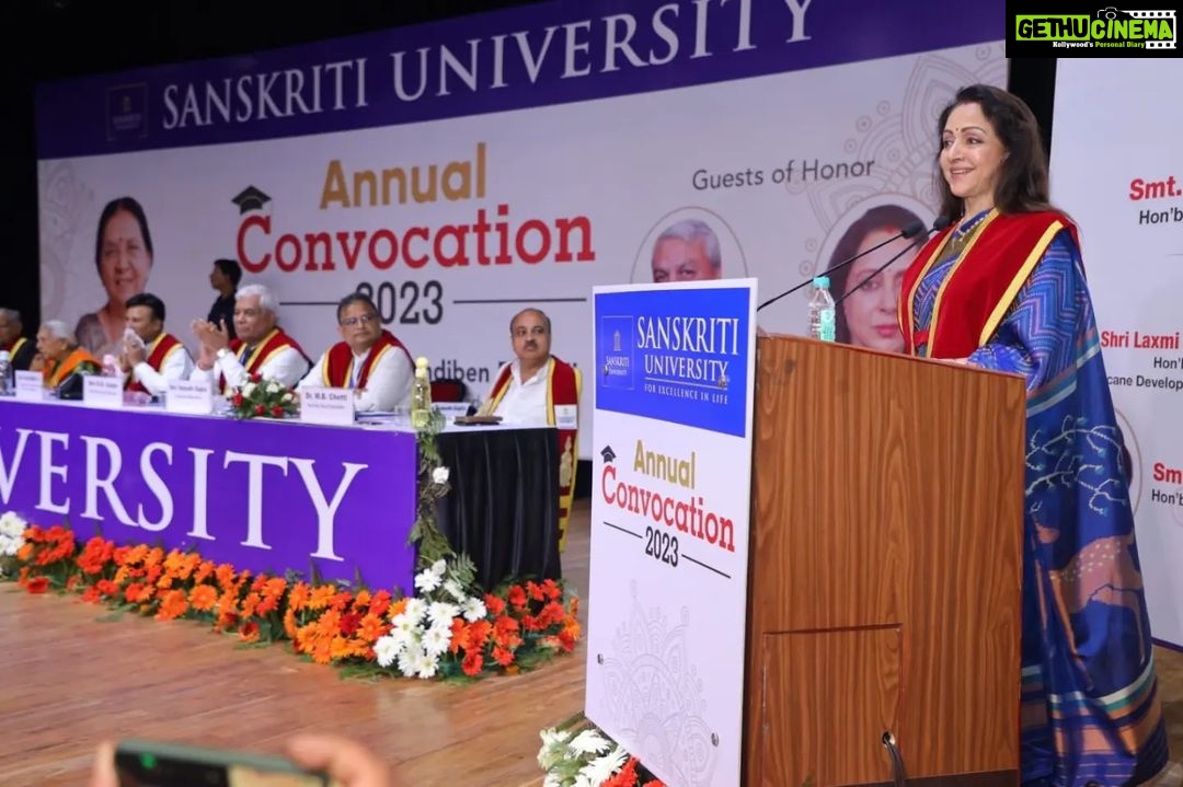 Hema Malini Instagram - Happy to share the honour I received today from the popular Sanskriti University in Mathura. I was conferred the degree of Doc of Philosophy at their 4th Convocation by Smt Anandiben Patil, Governor of UP. at a beautifully organized & well attended function. #mathura #sanskritiuniversity