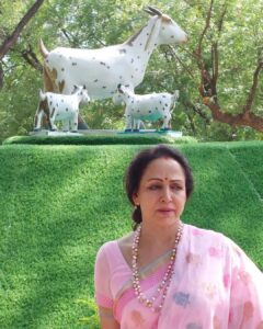 Hema Malini Instagram - I visited the Central Institute For Research on Goats in Mathura today. I was Chief Guest at the valedictory function of the Centenary National Goat Farming  Training Program by the Institute. Saw the entire scientific process and the various products made from goat milk developed at CIRG and showcased at Technical Information Centre (TIC). It is an initiative by our PM to provide additional income to small farmers @bjp4mathura 

#cheifguest #centralinstituteforresearchongoats #mathura #centenarynationalgoatfarming #cirg