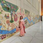 Hema Malini Instagram - More photos of the beautifully conceived building. All our itihasic glory reflected in the panels and murals on the walls. The long bronze beautifully carved panel depicts the Sagar Manthan Congratulations to all the artists who have worked so hard to make this vision a reality🙏A sight worth seeing and certainly worth the wait! #MyParliamentMyPride