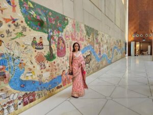 Hema Malini Instagram - More photos of the beautifully conceived building. All our itihasic glory reflected in the panels and murals on the walls. The long bronze beautifully carved panel depicts the Sagar Manthan Congratulations to all the artists who have worked so hard to make this vision a reality🙏A sight worth seeing and certainly worth the wait!

#MyParliamentMyPride