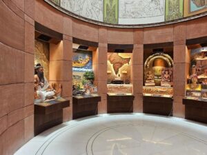 Hema Malini Instagram - More photos of the beautifully conceived building. All our itihasic glory reflected in the panels and murals on the walls. The long bronze beautifully carved panel depicts the Sagar Manthan Congratulations to all the artists who have worked so hard to make this vision a reality🙏A sight worth seeing and certainly worth the wait!

#MyParliamentMyPride