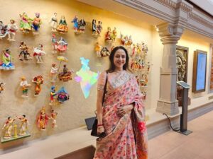 Hema Malini Instagram - More photos of the beautifully conceived building. All our itihasic glory reflected in the panels and murals on the walls. The long bronze beautifully carved panel depicts the Sagar Manthan Congratulations to all the artists who have worked so hard to make this vision a reality🙏A sight worth seeing and certainly worth the wait!

#MyParliamentMyPride