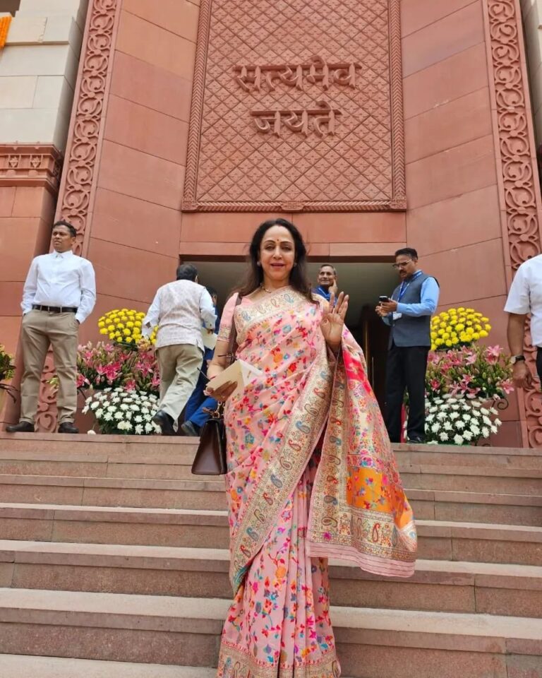 Hema Malini Instagram - Day 1 - at the inaugural of the beautiful new Parliament building which will showcase India’s strides into a brave new world and give us pride of place among all the advanced nations. Jai Hind🙏 @narendramodi @piyushgoyalofficial @hardeepspuri @arjunrammeghwalofficial #MyParliamentMyPride