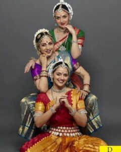Hema Malini Instagram - I, along with my daughters Esha & Ahana wish dancers all over the world a very happy International Dance Day. Let us work for world appreciation of this wonderful art form and spread awareness of its beauty and great therapeutic value🙏

#internationaldanceday #danceperformance #dance
