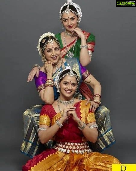 Hema Malini Instagram - I, along with my daughters Esha & Ahana wish dancers all over the world a very happy International Dance Day. Let us work for world appreciation of this wonderful art form and spread awareness of its beauty and great therapeutic value🙏 #internationaldanceday #danceperformance #dance