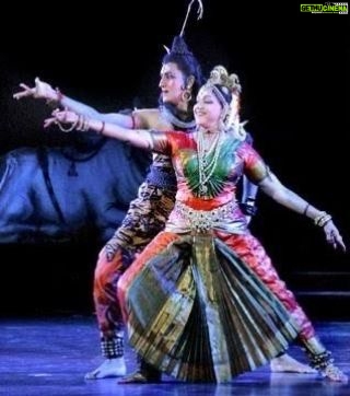 Hema Malini Instagram - Happy International Dance Day! Dance is one of the ultimate activities to destress, lose inhibitions, meet new people, and boost physical health. We have incorporated in my ballets 4 different genres of beautiful Ind dance. B natyam, Mohiniattam, Kathak & Kuchipudi & we enjoy performing these. #internationaldanceday #dance #danceballet