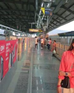Hema Malini Instagram - After my metro experience, decided to go by auto from DN Nagar to Juhu & that too was fulfilled. Landed by auto at my house & the dazed security could not believe their eyes! All in all, a wonderful, pleasurable experience for me! 
In the metro with the public👇

#metro #metroride #travelinmetro #happyridings
