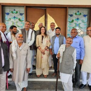Hema Malini Instagram - I was delighted to welcome the senior Brijwasis who came home to celebrate Holi with me.

#holi #celebration #festival #happyholi2023 #mathura #vrindavan