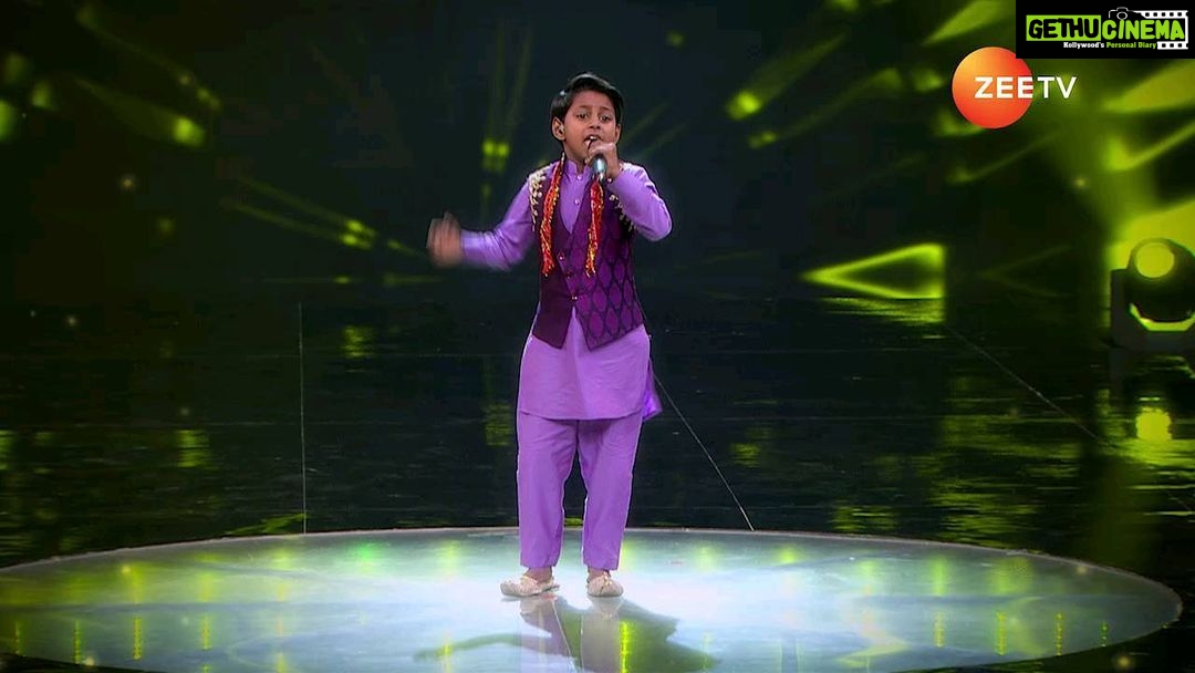 Hema Malini Instagram - Dekhiye #SRGMPLilChamps, Sat-Sun, raat 9 baje, sirf @zeetv par. #DreamOfHeroes @anumalikmusic @bharti.laughterqueen @neetimohan18 @shankar.mahadevan @fullscreenentertainment @harsh.sikandar.official #saregamapalilchamps #realityshow