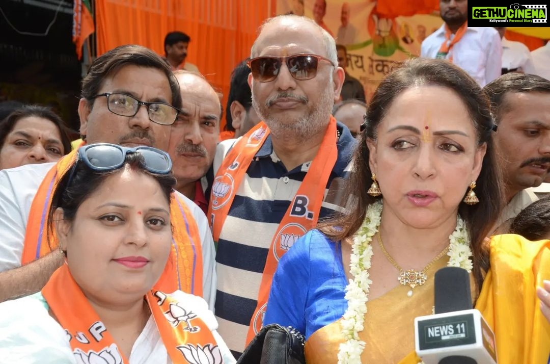 Hema Malini Instagram - Travelled from place to place covering all the wards for the local election campaign culminating in the election meeting for Mayor with Yogi ji in Mathura Vrindavan @myogi_adityanath @bjp4india @bjp4up #electioncampaign #mathuraelection