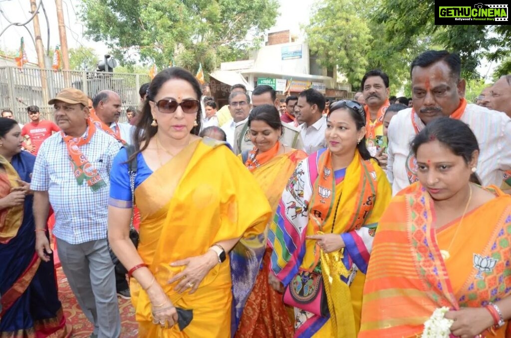 Hema Malini Instagram - Travelled from place to place covering all the wards for the local election campaign culminating in the election meeting for Mayor with Yogi ji in Mathura Vrindavan @myogi_adityanath @bjp4india @bjp4up #electioncampaign #mathuraelection