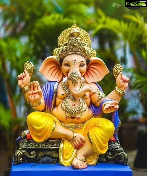 Hema Malini Instagram - Auspicious day today! We celebrate the festival of our own dear Ganesha, 🙏❤️ he who mitigates all evil and who is always worshipped before the start of any auspicious happening🙏 Happy Ganesh Chaturthi to all🙏🌺 #ganeshfestival #ganeshchaturthi