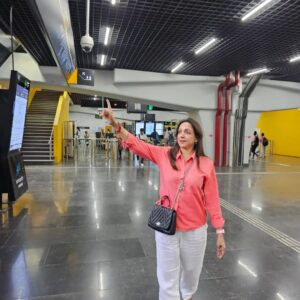 Hema Malini Instagram - I must share with all of you my unique, wonderful experience.Drove 2 hours to reach Dahisar by car, so tiring! In the eve decided I would try the metro, and OMG! What a joy it was!True, we went thro tough times during the constr, but worth it! Clean, fast & ws in Juhu in 1/2 hr💕

#mumbailife #metro #metroride #mumbaimetro #travel #travelinmetro