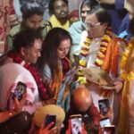 Hema Malini Instagram - On the joyous occasion of Holi I celebrated the festival of colours in the traditional Braj style at the Radha Raman Temple along with all the Brijwasis and also released my latest Bhajan "Shyam rang mein mai to rang gayi..." produced by Kavi Narayan Agarwal with music by Vivek Prakash. Also present at the event was Vaishnavacharya Shri. Abhishek Goswami Ji. #happyholi2023 #holi #celebration #festival #mathura #vrindavan #radharamantemple #bhajan #narayanagarwal #vivekprakash