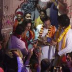 Hema Malini Instagram - On the joyous occasion of Holi I celebrated the festival of colours in the traditional Braj style at the Radha Raman Temple along with all the Brijwasis and also released my latest Bhajan "Shyam rang mein mai to rang gayi..." produced by Kavi Narayan Agarwal with music by Vivek Prakash. Also present at the event was Vaishnavacharya Shri. Abhishek Goswami Ji. #happyholi2023 #holi #celebration #festival #mathura #vrindavan #radharamantemple #bhajan #narayanagarwal #vivekprakash