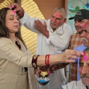 Hema Malini Instagram - I was delighted to welcome the senior Brijwasis who came home to celebrate Holi with me.

#holi #celebration #festival #happyholi2023 #mathura #vrindavan