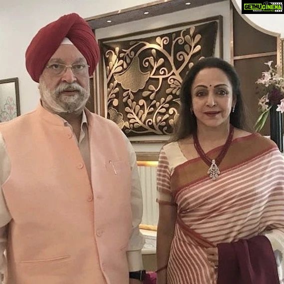 Hema Malini Instagram - Attended the Global Investor's Summit at Lucknow on the 12th of Feb, organised by the Film Bandhu UP. Addressed the gathering as a rep of the Ind Film Industry.The Chief Guest at the film section was I&B Min Shri Anurag Thakur. Happy to have shared stage with my colleagues Ravi Kishan & Madhur Bhandarkar. More photos of the event. @pmo_india #ianuragthakur07 @ravikishann @myogi_adityanath #globalinvestorssummit #lucknow #filmbandhu