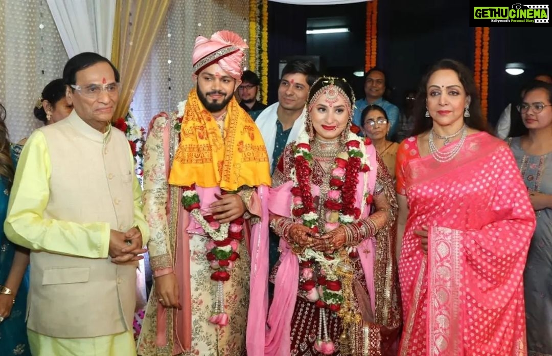 Hema Malini Instagram - Was happy to attend the wedding of the popular Hindi poet & lyricist, Shri Narayan Agarwal's daughter last evening. Narayan ji has inspired me to sing many Bhajans on Lord Krishna and is closely connected to ISKCON, Juhu. My blessings to the young couple. Saree: @warpnweftbysagrikarai Styling: @kareenparwani #wedding #celebration #event