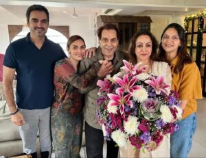 Hema Malini Instagram - Praying for dear Dharam ji’s good health on his birthday today❤️ Wish him a long and healthy life filled always with happiness and joy! My prayers will be with him today and every day of our lives🙏HAPPY BIRTHDAY to the love of my life❤️❤️

@aapkadharam @imeshadeol @a_tribe @bharattakhtani3 

#happybirthday #birthday #celebration