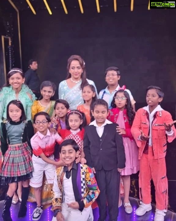 Hema Malini Instagram - Spent a magical day with our little champions. Wait for the wonder kids on #saregmplilchamps on @zeetv Here are more photos of this very interesting upcoming event! Do not miss these talented kids, born with lilting music in their blood - in action with Shankar Mahadevan, Annu Malik and me. Costume & Jewelry by @manishmalhotra05 @mmalhotra.world #saregamapalilchamps #realityshow