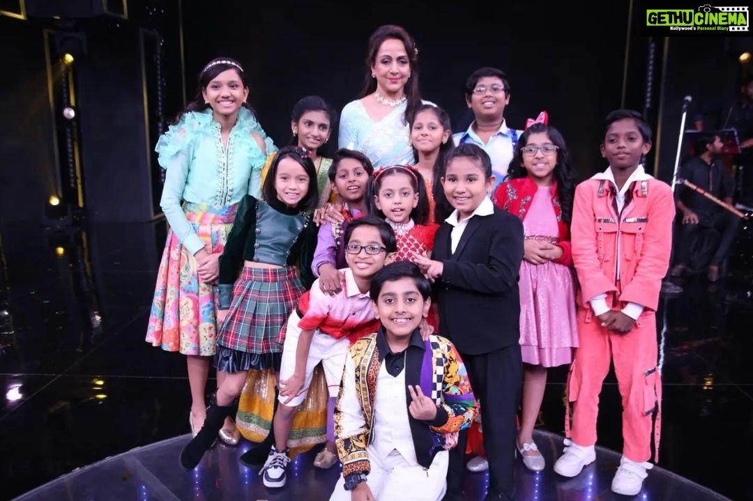 Hema Malini Instagram - Spent a magical day with our little champions. Wait for the wonder kids on #saregmplilchamps on @zeetv Here are more photos of this very interesting upcoming event! Do not miss these talented kids, born with lilting music in their blood - in action with Shankar Mahadevan, Annu Malik and me. Costume & Jewelry by @manishmalhotra05 @mmalhotra.world #saregamapalilchamps #realityshow