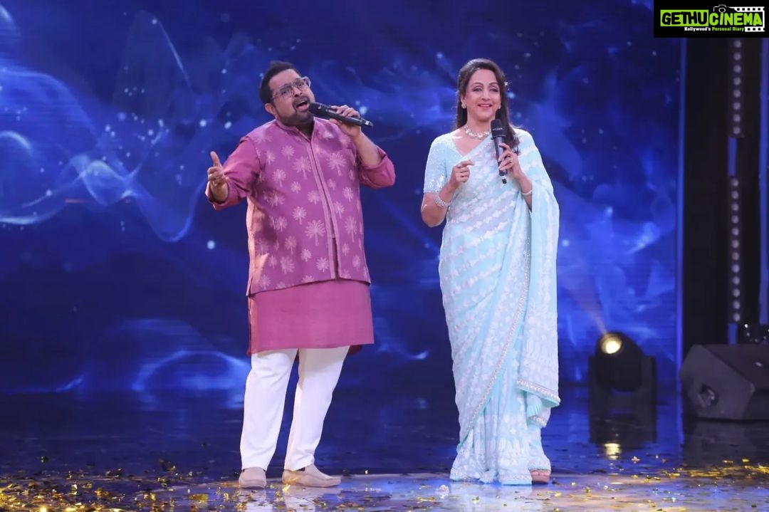 Hema Malini Instagram - Spent a magical day with our little champions. Wait for the wonder kids on #saregmplilchamps on @zeetv Here are more photos of this very interesting upcoming event! Do not miss these talented kids, born with lilting music in their blood - in action with Shankar Mahadevan, Annu Malik and me. Costume & Jewelry by @manishmalhotra05 @mmalhotra.world #saregamapalilchamps #realityshow