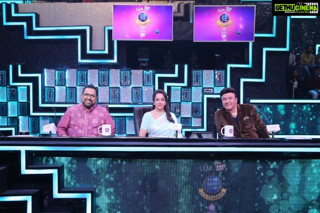 Hema Malini Instagram - Spent a magical day with our little champions. Wait for the wonder kids on #saregmplilchamps on @zeetv Here are more photos of this very interesting upcoming event! Do not miss these talented kids, born with lilting music in their blood - in action with Shankar Mahadevan, Annu Malik and me. Costume & Jewelry by @manishmalhotra05 @mmalhotra.world #saregamapalilchamps #realityshow