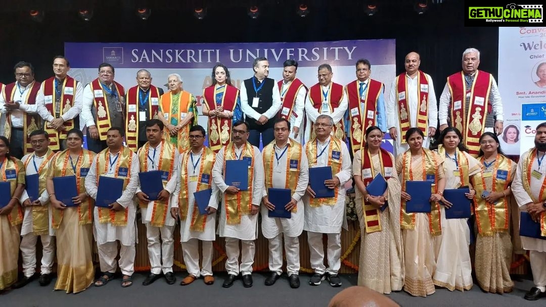 Hema Malini Instagram - Happy to share the honour I received today from the popular Sanskriti University in Mathura. I was conferred the degree of Doc of Philosophy at their 4th Convocation by Smt Anandiben Patil, Governor of UP. at a beautifully organized & well attended function. #mathura #sanskritiuniversity