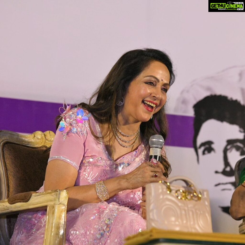 Hema Malini Instagram - On the occasion of Dev Anand's centenary on 26th of September there were celebrations held all over India. I attended The evergreen Dev Anand Society's event in Jaipur which was held at the Raj Mandir theatre. This fan club organised the event in a grand way. It was wonderful to watch how Dev Saab's fan following remains steady even after so many years. There were those who dressed up like him and there were those who sang his songs. it was a mega celebration. #devanand #birthcentenary #event #jaipur #devanandsociety