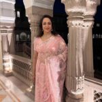 Hema Malini Instagram - On the occasion of Dev Anand's centenary on 26th of September there were celebrations held all over India. I attended The evergreen Dev Anand Society's event in Jaipur which was held at the Raj Mandir theatre. This fan club organised the event in a grand way. It was wonderful to watch how Dev Saab's fan following remains steady even after so many years. There were those who dressed up like him and there were those who sang his songs. it was a mega celebration. #devanand #birthcentenary #event #jaipur #devanandsociety