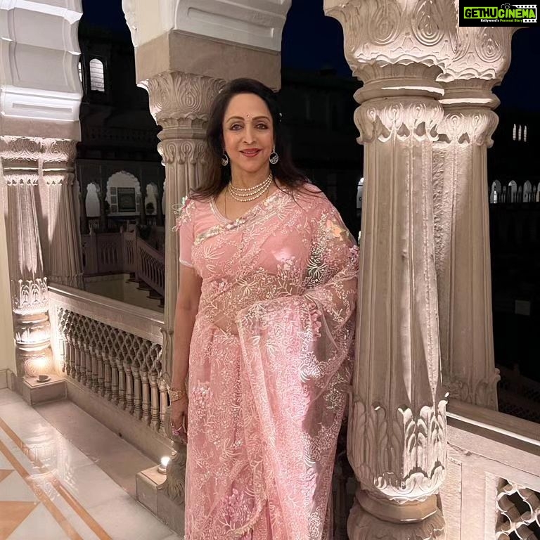 Hema Malini Instagram - On the occasion of Dev Anand's centenary on 26th of September there were celebrations held all over India. I attended The evergreen Dev Anand Society's event in Jaipur which was held at the Raj Mandir theatre. This fan club organised the event in a grand way. It was wonderful to watch how Dev Saab's fan following remains steady even after so many years. There were those who dressed up like him and there were those who sang his songs. it was a mega celebration. #devanand #birthcentenary #event #jaipur #devanandsociety