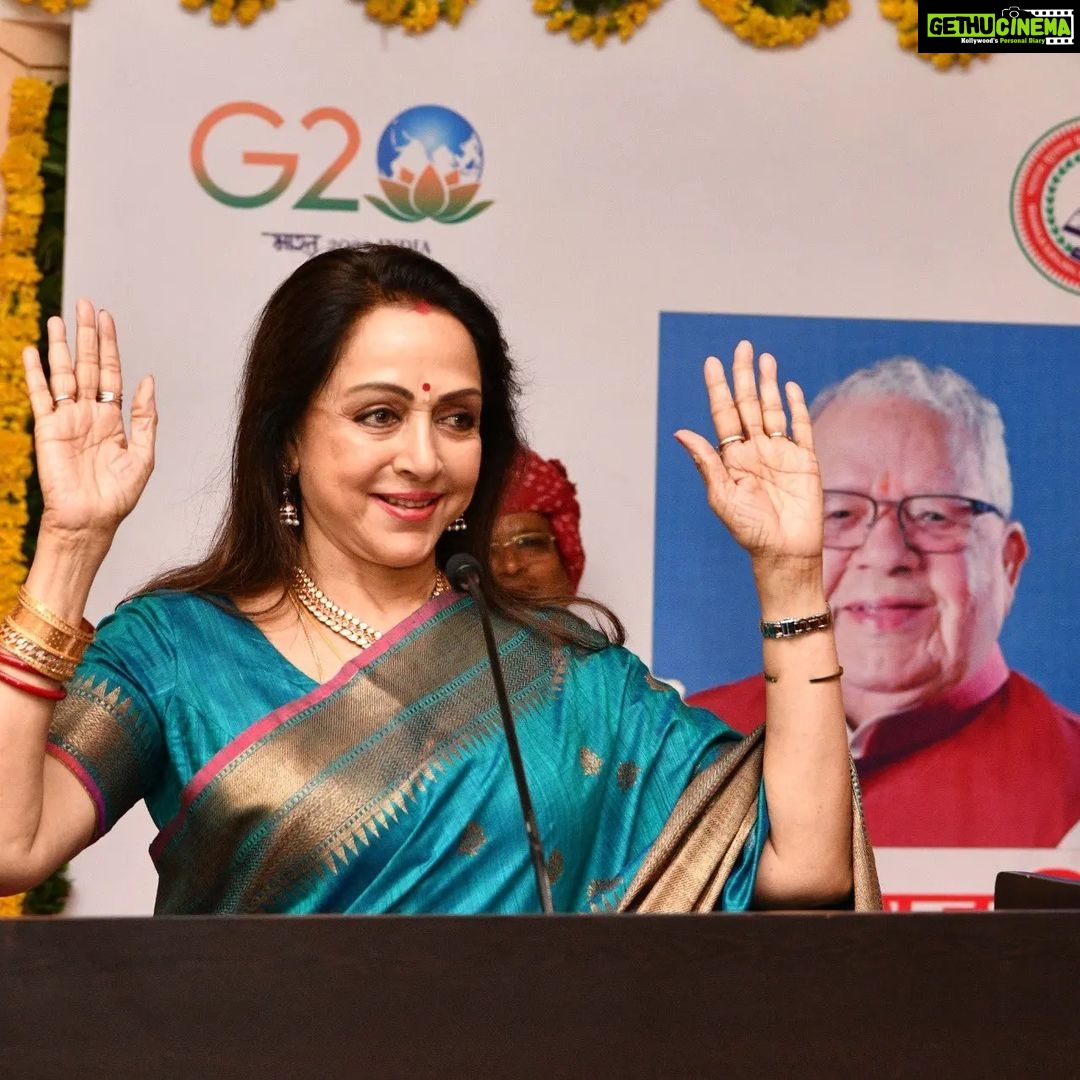 Hema Malini Instagram - Photos taken on the occasion. I thank all the dignitaries present and the Maharaja Surajmal Brij University of Bharatpur for bestowing on me this prestigious award and honouring me🙏Thank you all🙏 #doctorate #honorydoctorate