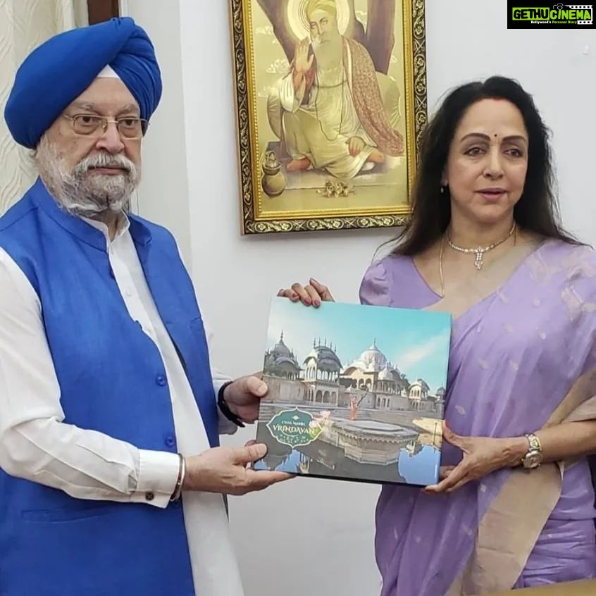 Hema Malini Instagram - What a wonderful function it was yday! Hon minister Hardeep Singh ji not only launched the coffee table book, he also spoke beautifully about it & praised the effort gone into bringing out such a comprehensive book full of relevant info. The IOC people coordinated so well and helped make the function a success. All thanks to them🙏 #vrindavan #coffeetablebook #event