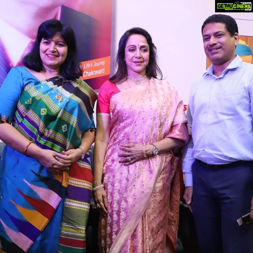 Hema Malini Instagram - “Galloping Decades” was successfully launched at the Constitution Club yday. All the invitees came for the occasion and appreciated the event. #gallopingdecades #booklaunch #delhi #constitutionclubofindia