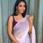 Hitha Chandrashekar Instagram - My chiffon saree dream come true, now I need to manifest the snow setting❄️🏔️✨ Saree @tejukranthi Earrings @khushichandrashekar 🤷🏻‍♀️