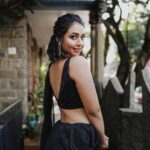 Hitha Chandrashekar Instagram - Do you hear the violins too?🎻🎻 Photo by @chronicle_____pictures @arri_photography @hemanthrv55 Makeup @makeupdiaries_by_ashwini Hair @neela_rajkumar Blouse @kalasthreebytejaswinikranthi Saree @tejukranthi #loveandgratitude