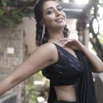Hitha Chandrashekar Instagram - Blessed with a Golden Life for sure 🙏🏻 #loveandgratitude Video by @hemanthrv55 @arri_photography Saree @tejukranthi Blouse @kalasthreebytejaswinikranthi Makeup @makeupdiaries_by_ashwini Hair @neela_rajkumar