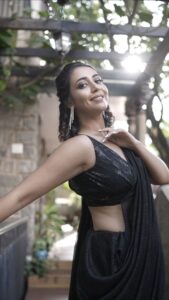 Hitha Chandrashekar Instagram - Blessed with a Golden Life for sure 🙏🏻 #loveandgratitude

Video by @hemanthrv55 @arri_photography 
Saree @tejukranthi 
Blouse @kalasthreebytejaswinikranthi 
Makeup @makeupdiaries_by_ashwini 
Hair @neela_rajkumar