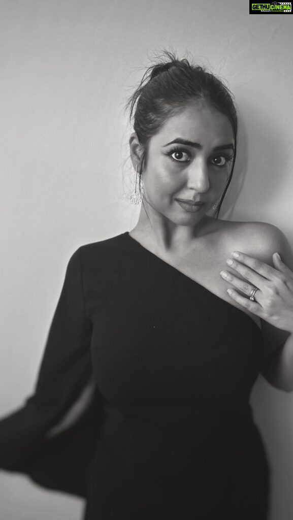 Hitha Chandrashekar Instagram - Here’s a little Date Night inspo - One shoulder dress @stalkbuylove (bought 4 years ago) Earrings @adorebypriyanka