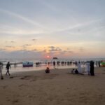 Hitha Chandrashekar Instagram - Thursday Sunset @ Juhu Beach💁🏻‍♀️ Thanks to our niece Nihira, we got to go to the beach too :)
