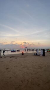 Hitha Chandrashekar Instagram - Thursday Sunset @ Juhu Beach💁🏻‍♀️

Thanks to our niece Nihira, we got to go to the beach too :)