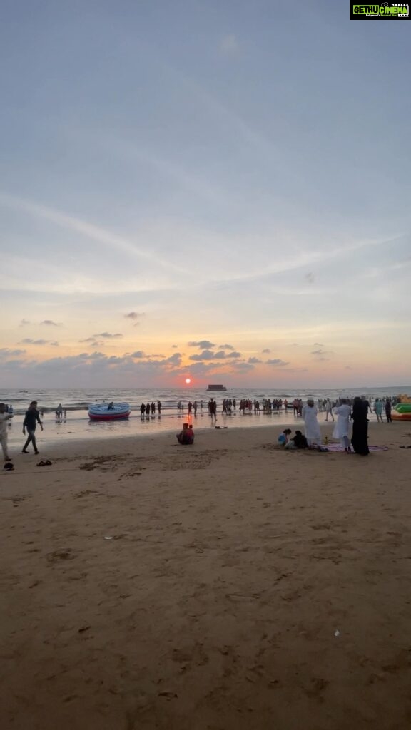 Hitha Chandrashekar Instagram - Thursday Sunset @ Juhu Beach💁🏻‍♀️ Thanks to our niece Nihira, we got to go to the beach too :)