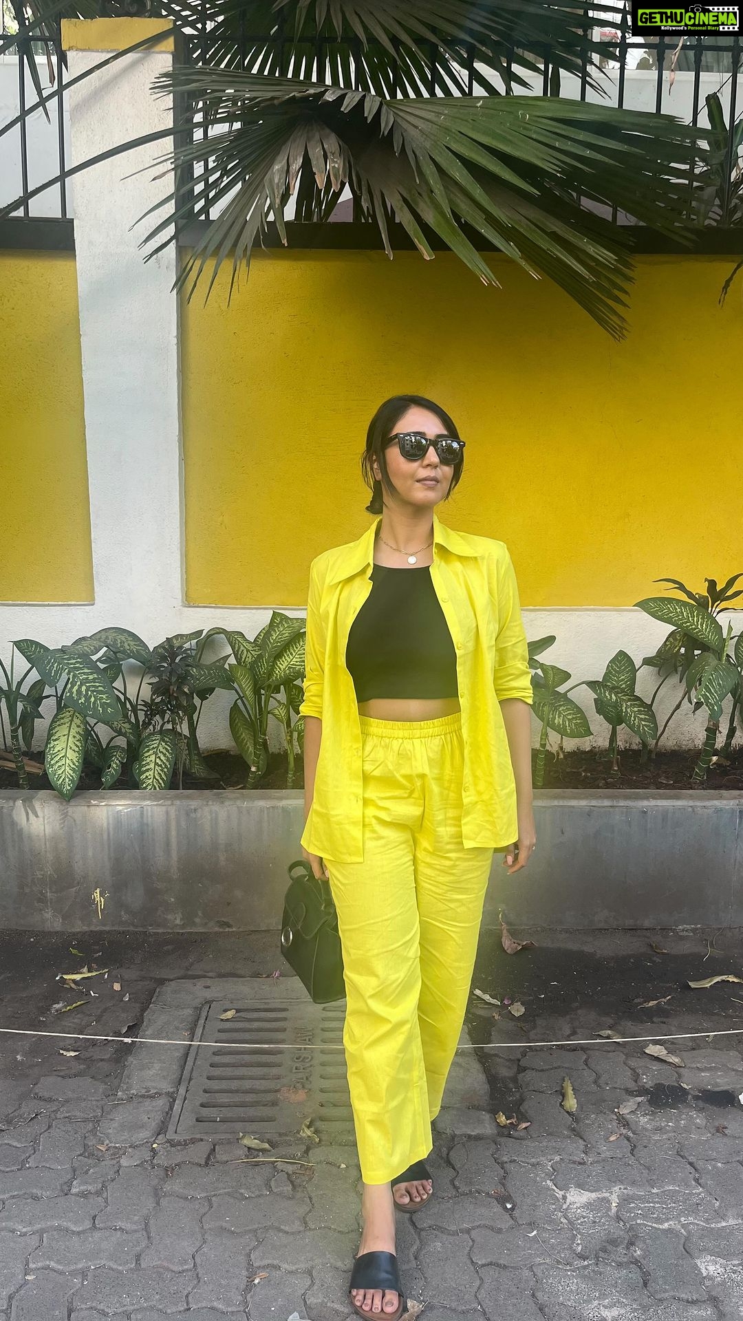 Hitha Chandrashekar Instagram - Sunday Brunch in my Brightest Color ever ππ»ββοΈ Outfit & footwear bought from the streets of Hill Road, Bandra. Bag @minisoindia Shades @rayban Video/photography @kiran_srinivas_official