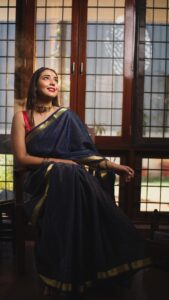 Hitha Chandrashekar Instagram - Saree is now my Sangaathi :)

Shot by @suhas_sapthagiri 

Saree @anayra_couture 
Blouse @kalasthreebytejaswinikranthi 
Jewellery @thefestivestoreindia 
Makeup - me 🤭
Hair @makeoverbybhavani_ 
Location courtesy @medharao & @sharath.chandru_

Music credits- Sangaathi from Sakutumna Sametha composed by  @midhunmuku :) sung by @siriiravikumar ❤️

#loveandgratitude