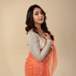 Hitha Chandrashekar Instagram - 🍣 Thank you @mayarthaproductions for this shoot ❤️ Absolutely cannot get over this look :) Saree & Blouse @kalasthreebytejaswinikranthi Makeup by @makeupdiaries_by_ashwini Hair @colourup_by_harshi #loveandgratitude