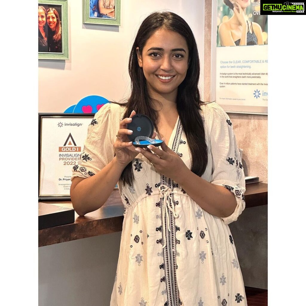 Hitha Chandrashekar Instagram - Making this my year to smile with the 100% #Dramafree @invisalign_in treatment! Delighted to start my new smile journey with @drpriyankabasu. #ad #paidpartnership #invisalignjourney #invisalignsmile #mysmilejourney #InvisalignIndia #Transformingsmileschanginglives #Invisalign #14MInvisalignSmilesWorldwide #SmileSquad