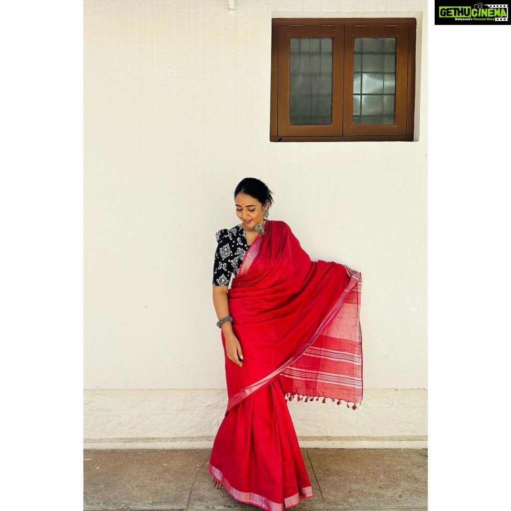 Hitha Chandrashekar Instagram - Loving the linen saree with block print combination from @avhni_colors_with_a_twist ! They have this in way too many colors and prints - check out their page! Blouse by my fav @kalasthreebytejaswinikranthi ✨❤️