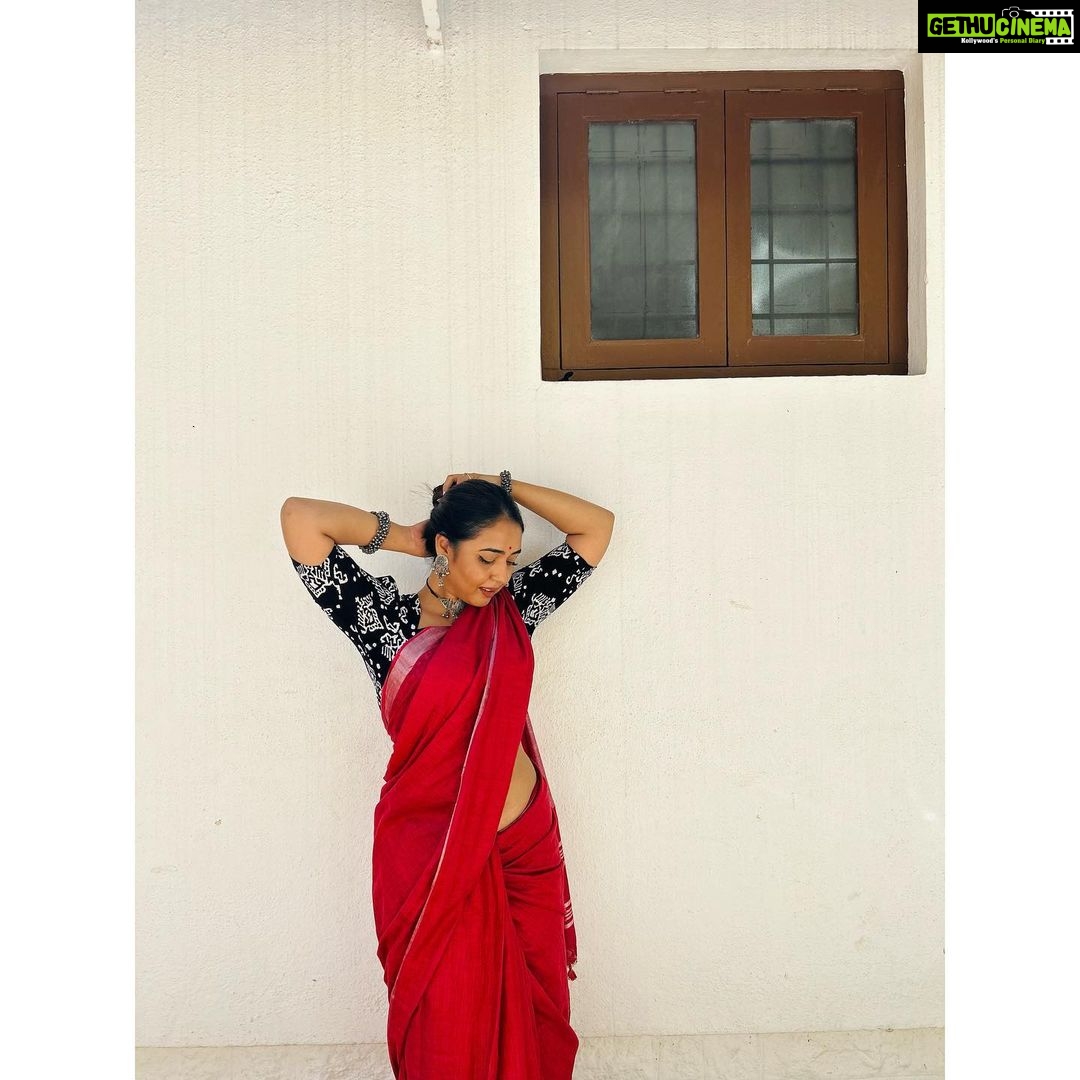 Hitha Chandrashekar Instagram - Thank you for the beautiful saree @avhni_colors_with_a_twist ❤️ Blouse by my favourite @kalasthreebytejaswinikranthi @kalasthreebytejaswinikranthi Jewellery courtesy & Photo courtesy @khushichandrashekar